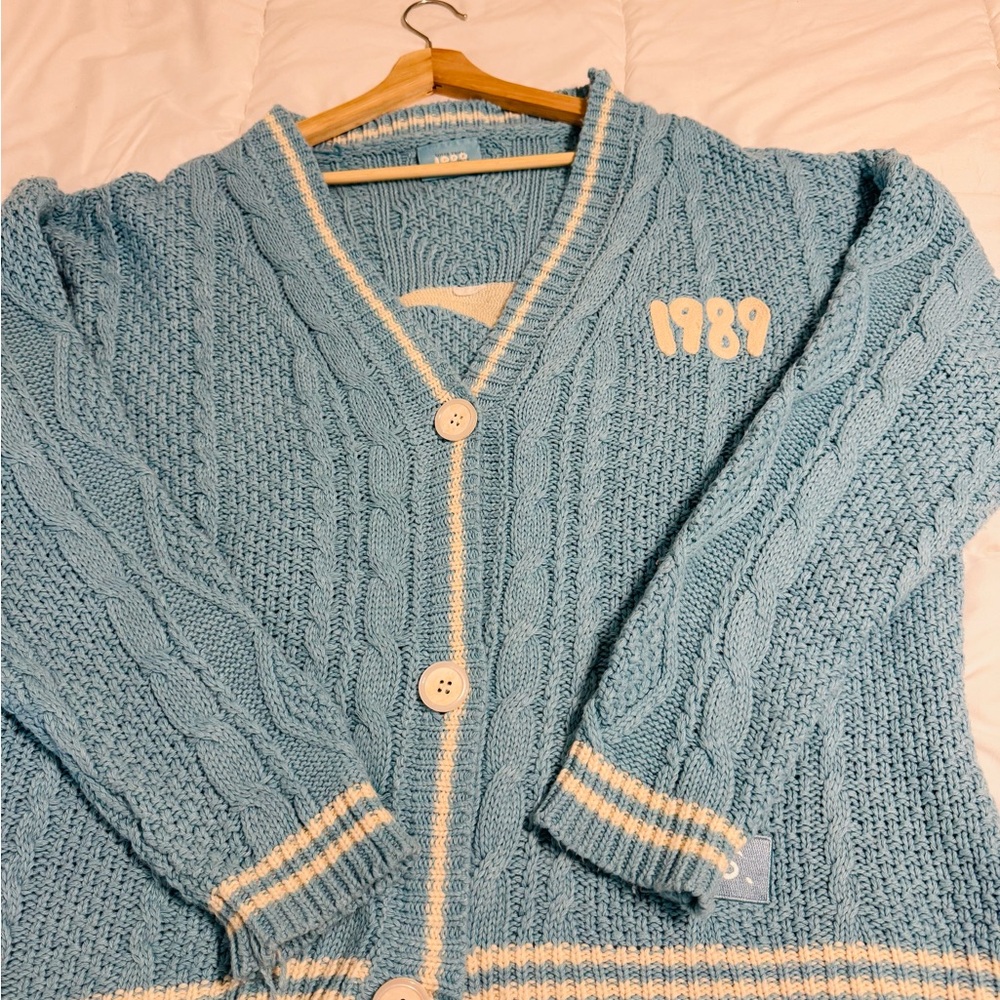 Taylor Swift Light Blue Cable Knit Cardigan - Picture 11 of 11